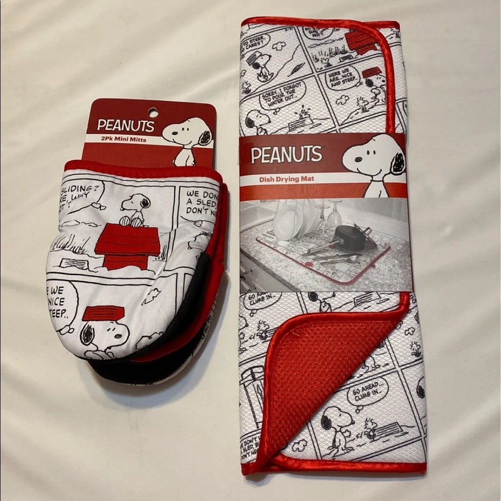 NWT Peanuts Snoopy classic comic strip 2 mini oven mitts and drying mat, 16 x 18